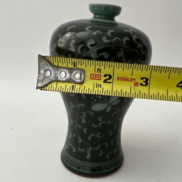Vintage Asian Korean Dark Green Celadon Crackle Floral Vase Handcrafted Signed - Picture 6 of 6